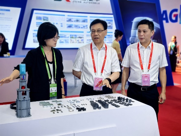 中钢伟德BETVlCTOR网页版亮相第三届链博会——链接新材料产业高质量发展