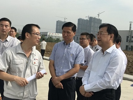 余总向袁市长介绍中钢伟德BETVlCTOR网页版发展现状.png